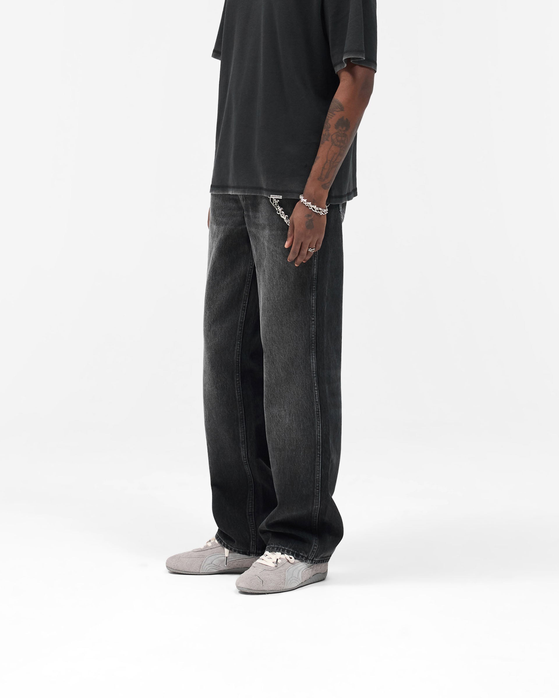 R3_Baggy_Denim_-_Aged_Black_04.jpg